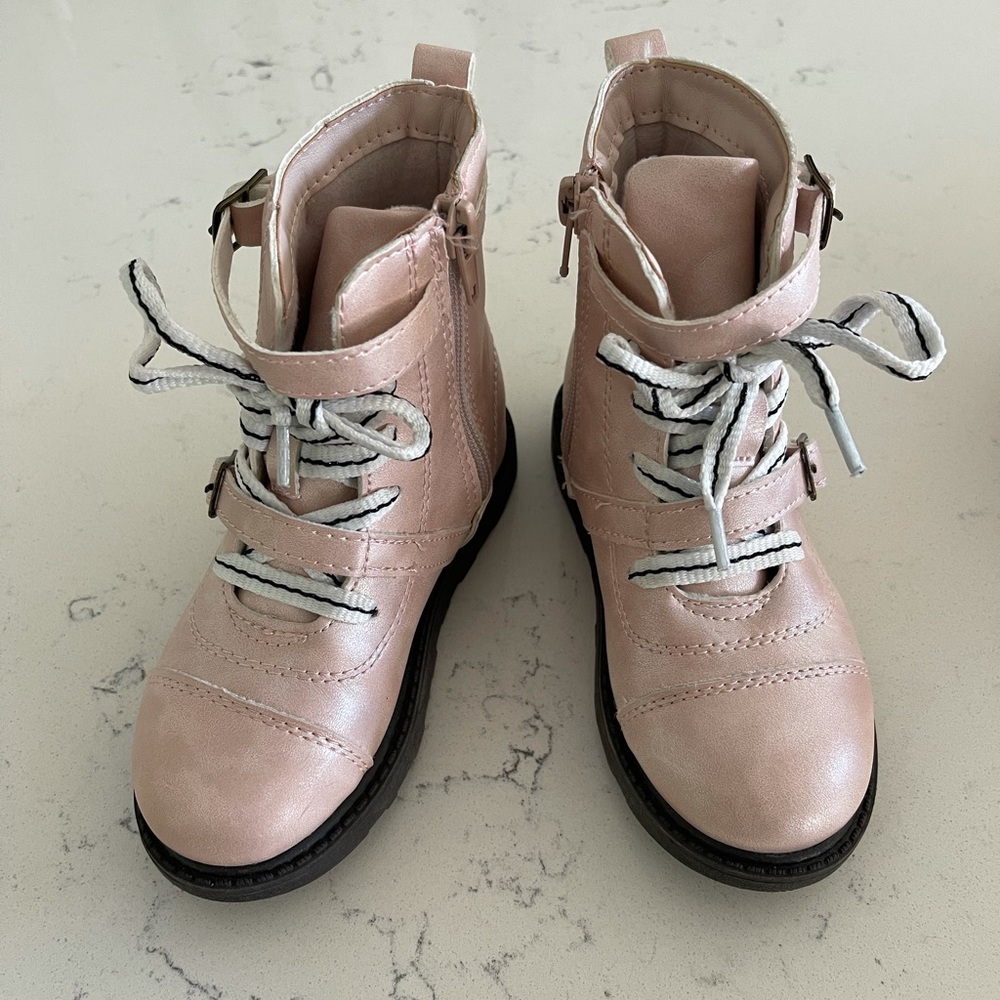 The cutest pink shimmery girls booties! Size 9